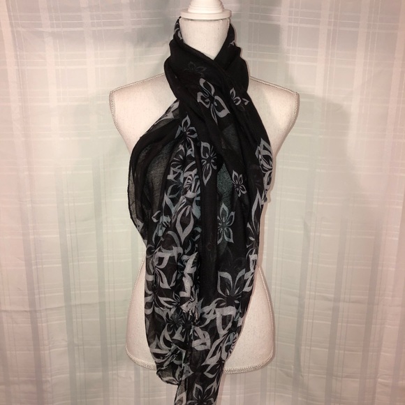 3 for $20- Black and White Scarf. - Picture 3 of 6
